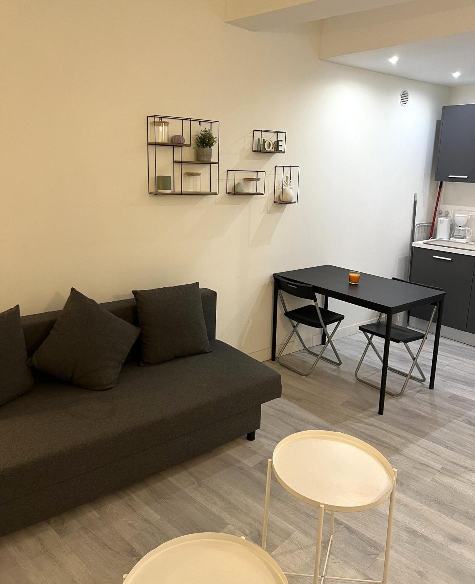 Apartment Chez Hugo Confortable Clim, Wifi, Parking, Centre Ville, Commerces, Port, Plages A Pieds
